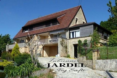 MAISON AVEC VUE DOMINANTE SUR SARLAT DIVISEE EN 2 LOGEMENTS