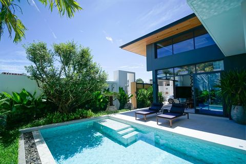 Stap in het paradijs dat tot leven komt als uw toevluchtsoord te koop in deze prachtige villa! Weggestopt te midden van weelderig, groen gebladerte en de zachte wieging van palmbomen, bieden deze villa's een ongeëvenaarde onderdompeling in het hart v...