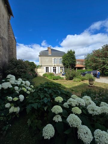 château à vendre 33 pièces proche de Mareuil sur le Lay Dissais (85)