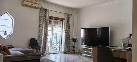 Apartamento de Tipologia T3 construído no ano de 2003, situado no Centro da Cidade de Samora Correia. Este Apartamento destaca-se pelas suas áreas, Vista desafogada bem como a sua exposição Solar. Este apartamento é constituído por Hall de entrada ba...