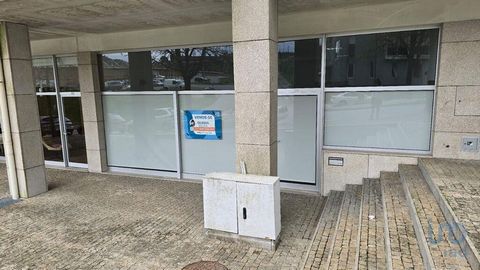 Oportunidade Única – Espaço Comercial com Terraço e Garagem em Vila Meã Apresentamos esta excelente loja com 237 m², localizada numa zona privilegiada de Vila Meã, junto à zona desportiva e rodeada por todo o tipo de serviços e comércio. O imóvel des...