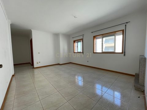 Apartamento T2 no 2º piso com uma área total de 113 m2, localizado em Oliveira de Azeméis. O imóvel está localizado em zona residencial com boas acessibilidades, próximo de pontos de comércio, serviços, escolas, transportes públicos e é composto por:...