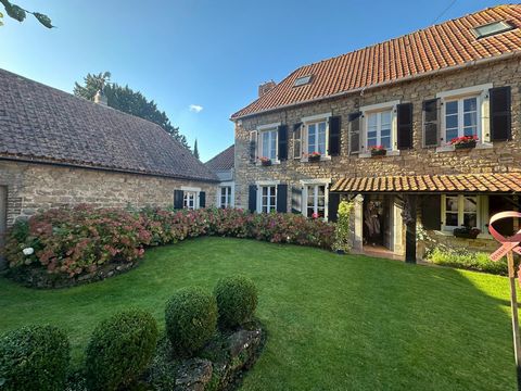 Maison classée en pierre avec jardin arboré