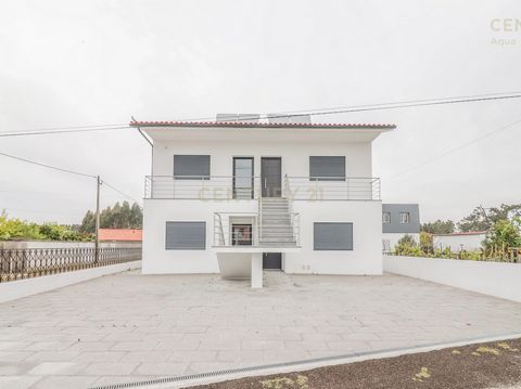 Loteamento composto por quatro artigos, situado no Castanheiro, Bom Sucesso, junto à Lagoa da Vela 1- Prédio Urbano - Edifício para habitação e escritórios, com uma área total de terreno de 585m2 e de construção de 133m2. Este imóvel corresponde a do...