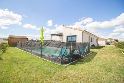 Maison construite en 2017 avec piscine. Cadre champêtre à proximité des écoles !