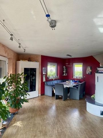 Ideaal voor gezinnen die op zoek zijn naar een gezellige woning in een rustige en veilige woonwijk. Dit vrijstaande huis in Abtsgmünd biedt met zijn 5 kamers voldoende ruimte voor het hele gezin. De nabijgelegen kinderspeelplaats zorgt voor plezier e...