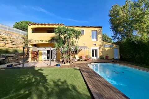 Deze rustige villa heeft royale ruimtes en biedt vrij uitzicht. Het biedt een hoofdaccommodatie met 4 kamers en zwembad, een zelfstandig 3-kamerappartement en een ruimte die kan worden gebruikt voor opslag of een professionele activiteit. De hoofdacc...