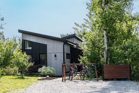 Faites de cette superbe maison VOTRE havre de paix ou saisissez l'opportunité d'investissement par la LOCATION COURT TERME autorisée. Luminosité hors du commun grâce à une abondante fenestration orientée sud-ouest, cette propriété nichée sur un terra...