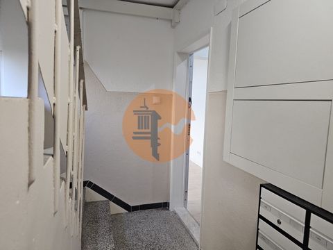 Simpático Apartamento T3 em fase final de remodelação total a 8 minutos a pé da Estação de Metro de Odivelas. Cozinha equipada com : - Forno - Placa - Exaustor - Termo Acumulador -Máquina de Lavar Roupa - Máquina de Lavar Louça - Combinado tudo encas...