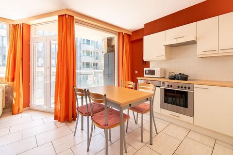 Stap in comfort en kustcharme met dit gezellige appartement met twee slaapkamers, ideaal gelegen op slechts een steenworp afstand van de dijk, het strand en het levendige winkelcentrum. Gelegen op een toplocatie, combineert dit appartement modern com...