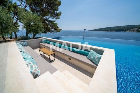 In het pittoreske stadje Sumartin, Kroatië, wacht een prachtige nieuwe luxe villa op je, met een adembenemend uitzicht op zee en een indrukwekkende positie op het eiland Brač. Deze moderne villa beslaat 314m2 verfijnde leefruimte en beschikt over een...
