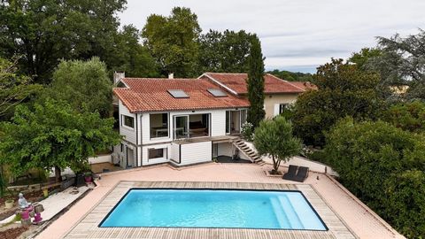 Proche Toulouse , superbe havre de paix de 384m² sur une parcelle de 3425m² avec piscine , parking , local professionel et appartement indépendant .