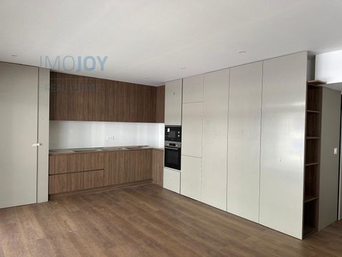 Oportunidade única na zona mais moderna e valorizada de Lisboa. Este apartamento totalmente remodelado, conversão de Loja em Apartamento T1 com 2 WC's, situado nas traseiras do prestigiado Passeio dos Neptunos, combina conforto, design contemporâneo ...