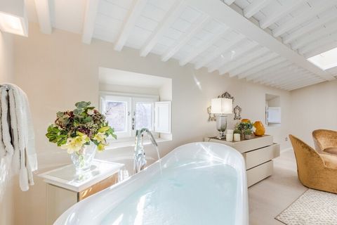 Niché au cœur du centre historique de Lucques, The Duchess Chambers est une évasion royale où l'élégance séculaire rencontre le confort moderne. Autrefois demeure de la noblesse, cette luxueuse résidence de 200 m² est ornée de plafonds ornés de fresq...