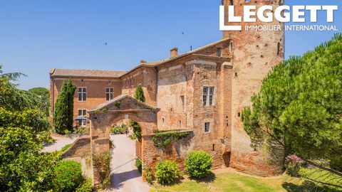 A37020LIS31 - Bara 30 minuter från Toulouse och dess internationella flygplats, erbjuder detta 1100-talsslott - listat som ett historiskt monument - en sällsynt blandning av arkitektoniskt arv och utvecklingspotential. Fastigheten ligger på en hektar...
