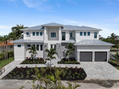 Onder constructie. Nieuwbouw. Ervaar het toppunt van luxe aan het water met dit gloednieuwe bouwhuis in het hart van Longboat Key, scherp geprijsd en klaar voor de volgende eigenaar. Deze residentie met 4 slaapkamers plus den en 4.106 m² ligt aan een...