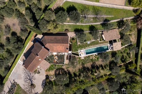 Beautiful property completely renovated with high-quality materials, perfectly blending the charm of Provence with modern comfort. Nestled on a sunny hillside, this property offers breathtaking panoramic views of the surrounding countryside. The hous...