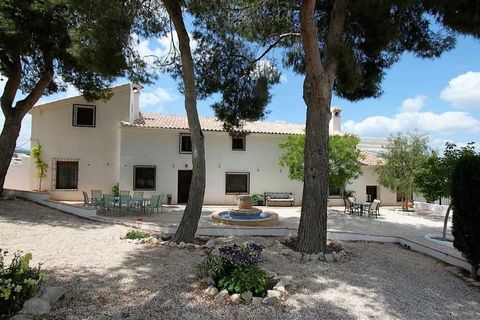 This unique 300 year old cortijo (900m2 farmhouse), offers 7 bedrooms, 8 bathrooms and offers a prospective purchaser a multitude of possibilities for living or as a tourism business, set in 20.000m2 of pine and olive trees,surrounded by cultivated f...