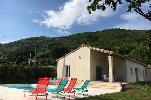 Vertoef als een god in Frankrijk in deze gloednieuwe woning (opgeleverd in 2017!) Op het deels overdekte terras met tuinmeubilair en BBQ is het genieten van het uitzicht op je privé-zwembad met ligbedden en de verderop gelegen beboste bergen. Geniete...
