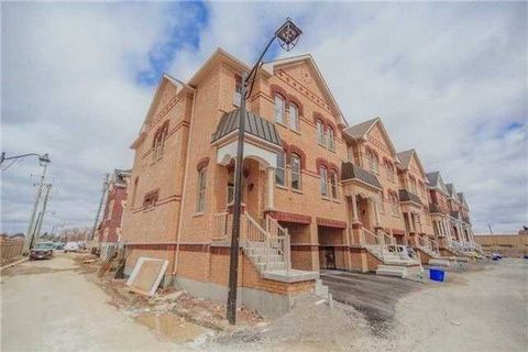 Absolutamente deslumbrante, 6 Anos de idade 3 Bdrm Luxury Townhome em Upscale & Prestigious Old Woodbridge Village, Eat-In Kitchen With Breakfast Area, Quartz Countertops, High-End InOxidless Steel Kitchen Appliances With Gas Stove, Walk Out To Balco...
