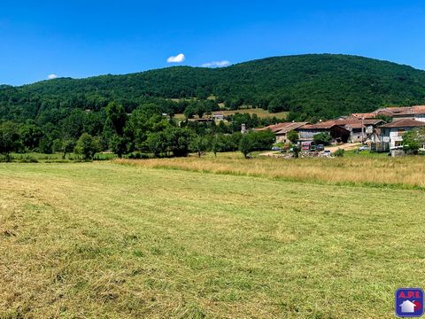 BUILDING LAND At a time when land is scarce, come and discover without further delay in your Ariege Pyrenees Immobilier agency, this serviced land of approximately 729 m² offering a nice view. Ideal for affixing your future 