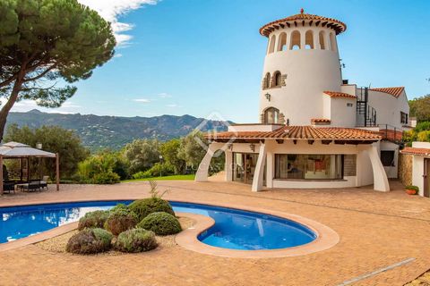 This majestic estate was built in 1970, but was completely renovated in 2011. It is located very close to the centre of the town of Santa Cristina d'Aro and a few minutes from some of the best beaches on the Costa Brava, such as Sant Pol beach. in S'...