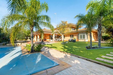 Lucas Fox presents this wonderful independent villa for sale, in a quiet area, close to the city centre , close to good schools and next to several shopping centers. We access the property through the large garden, with mature trees and various areas...