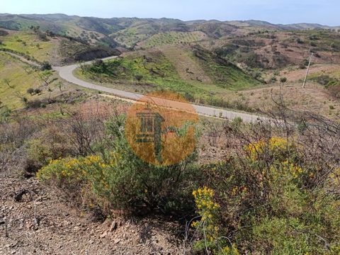 Rustikales Grundstück, mit 3920 m2, Fonte Chicó, Azinhal in Castro Marim - Algarve Zugang über die Alcatroada Straße. Mit einigen Bäumen und Mandelbäumen. Freier Blick auf die Berge der Algarve. Gute Treffer. Das Hotel liegt 20 km vom historischen Do...