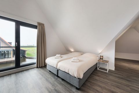 Le complexe de luxe Waterstaete Ossenzijl, propose trois villas de luxe indépendantes avec une jetée et un sloop à louer. Il y a une villa pour 6 personnes (NL-8376-07) composée de trois chambres, dont une au rez-de-chaussée avec une salle de bain at...