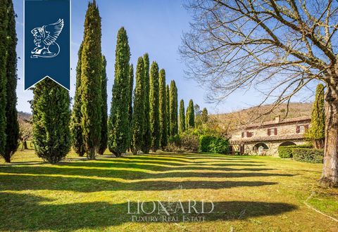 Au cœur du célèbre territoire du Chianti, entre Florence et Sienne, cette splendide résidence toscane est à vendre sur un vaste terrain de treize hectares avec vignoble et piscine. Blotti dans la verdure d'un grand terrain privé qui s'étend...