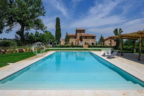 A pochi chilometri da Montepulciano sorge questo affascinante casale in vendita con piscina, in una location esclusiva, immersa nelle verdeggianti colline tipiche della campagna toscana. La proprietà è circondata da un terreno di circa 1.5 ettari, ar...