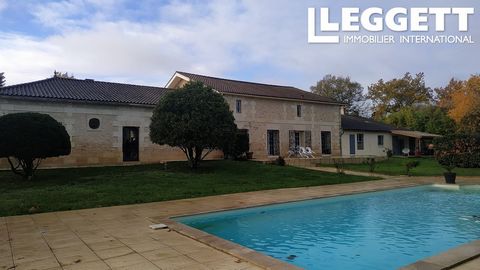 A16459 - In a green setting without opposite, 20 minutes from Bordeaux. Near the city center of Cénac, all shops and schools. House of about 600 M2 on a plot of 5100 M2 : generous volumes, various spaces for the family, the work, the reception of hos...