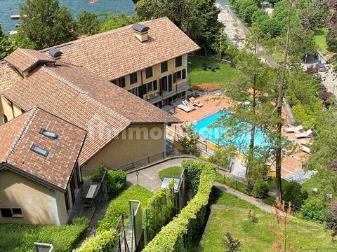 Apartment, in a complex with park and swimming pool, in excellent maintenance conditions, located on the ground floor, with lift, in a private position less than 50 meters walk from the lake and about 7 minutes by car from Torno and the services. The...