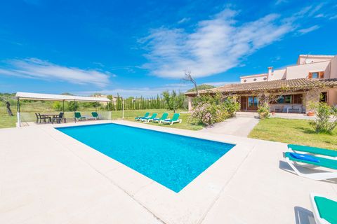Grote villa voor 10-15 personen, gelegen dichtbij de Golfbaan Pula, in Son Servera. Vanuit het zwembad kunt u genieten van een prachtig uitzicht op het platteland en de bergen. Deze villa van 460 m2 ligt op een grote finca van 15.000 m2. De buitenrui...