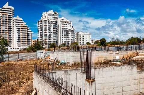 Identificação do imóvel: ZMPT555110 Você é um investidor imobiliário ou um construtor? Temos a oportunidade certa para você! Terreno para construção de prédios de 5 ou 6 andares, além de um lote dedicado a serviços, comércio, jardins e piscina. A fim...