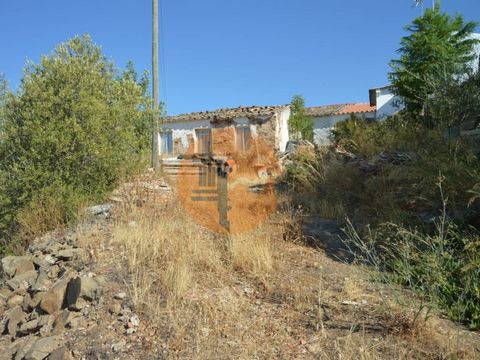 Casa in stato di rudere, con patio. Si trova a circa 8 km da Tavira. L'accesso è fatto da circa 1 km di terra. Situato in una piccola città con una magnifica vista, dove il silenzio è ancora, il canto degli uccelli al mattino. Qui puoi goderti l'alba...