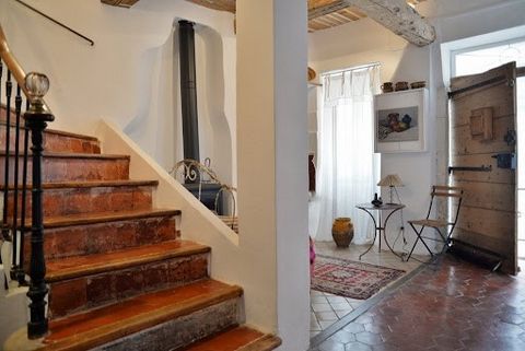 ENVIRONMENT: In the heart of one of the most popular villages of the Luberon this house is close to all shops and enjoys a magnificent view of the mountains of Vaucluse. HOUSE: On the ground floor a beautiful entrance serves the staircase upstairs, s...