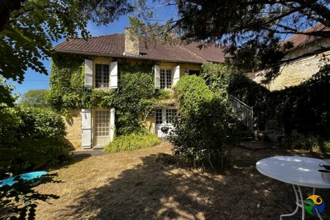 Placed on the Correze and Lot border beside stunning Turenne is this very charming stone house with2 independent floors, an attached barn, attached garden on 334m2 and a separate piece of land by a stream of 2640m2 . Entering the house on the ground ...