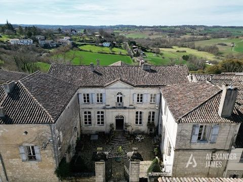 This historic property located in the Lot-et-Garonne region of France is an exceptional opportunity to own a true piece of French history. With a rich history dating back to Roman times and built on the remains of a 13th century fortress, this 1770 m...