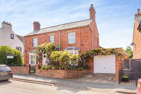 This very pretty detached, double fronted Victorian family house has the extra benefit of a large beautifully presented self-contained annexe ideal for guests or dependent family. Malvern Cottage is located in this sought after village and in a conse...
