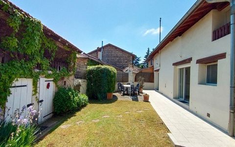 Located in the town of Druillat, this property is 5 minutes from the motorway and only 15 minutes from the shops of Amberieu-en-Bugey. This house, on a plot of just over 600m2, includes 3 levels (a cellar and two living levels) On the ground floor, t...
