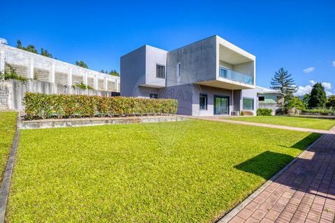 5 bedroom villa with swimming pool, next to the Douro River Integrated in a plot of 1418m2, this 5 bedroom villa of contemporary architecture, with swimming pool, garden, barbecue. It offers an excellent experience of habitability, well-being, privac...