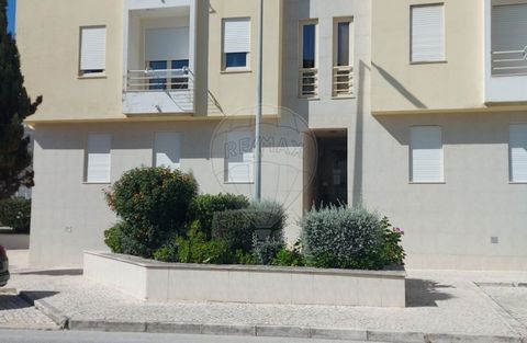 3 bedroom apartment located in Nazaré with sea view. Apartment with terrace and barbecue, where you can enjoy as a leisure area, with sea view, has garage with parking space, 300 meters from the beach of Praia da Nazaré, well located, close to the bu...