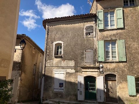In the heart of Saignon, this house is for lovers of stone, who will restore all its charm to this place, which was once the coaching inn of the village. Just push the front door, so that Giono invites himself to your ear whisper the Provence of yest...