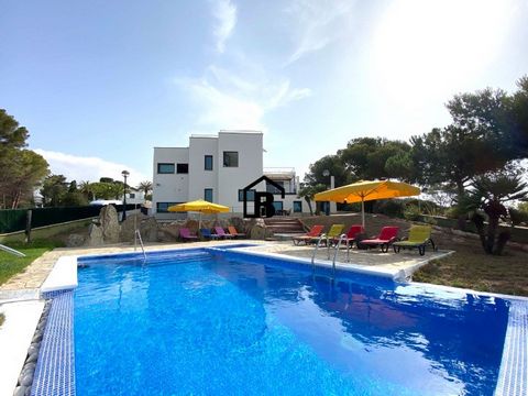 Welcome to paradise by the sea in Torredembarra, Catalunya! This property is much more than just a house; It is a luxury retreat designed for those looking to live life to the fullest. This designer villa, located on the seafront, will leave you brea...