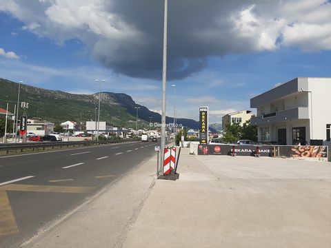Exclusive location located next to the Trogir-Split speed road, we exclusively represent service-commercial property for sale. Total gross developed area of 1,564 m2, levels: ground floor and first floor, spacious courtyard, plot over 3.500 m2. The p...