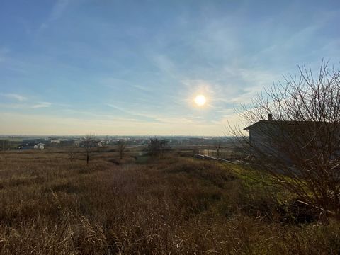 In Cavriana, in the province of Mantua, we offer building plots of land for the construction of single or two-family villas. Just 20km from Lake Garda, in a hilly area facing south, with an open and panoramic view, the land is part of an already impl...