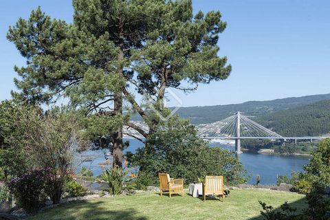 A few minutes from the city centre of Vigo, we find this exceptional, well-built villa with a charming mature garden area and stunning views of the Estuary of Vigo. The property, situated on a hilltop overlooking the northwest, offers a stunning loca...