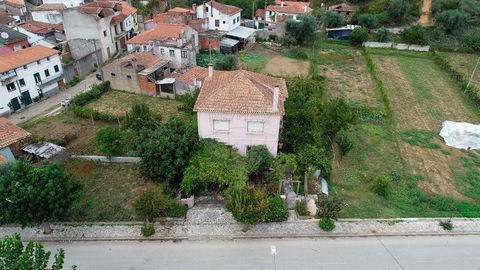 MORADIA T4 COM GARAGEM E TERRENO EM ARGANIL   Moradia familiar com quatro quartos, duas cozinhas, sala de estar, duas casas de banho, terreno com poço, churrasqueira, uma garagem para um carro mais arrumos e lugar de estacionamento no exterior. Estas...