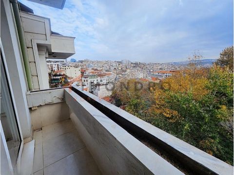 Appartement te koop is gelegen in Besiktas. Besiktas is een wijk aan de Europese kant van Istanbul. Het is een van de oudste en dichtstbevolkte wijken van Istanbul. Het gebied ligt tussen de Gouden Hoorn en de Bosporus, waardoor het een populaire ple...